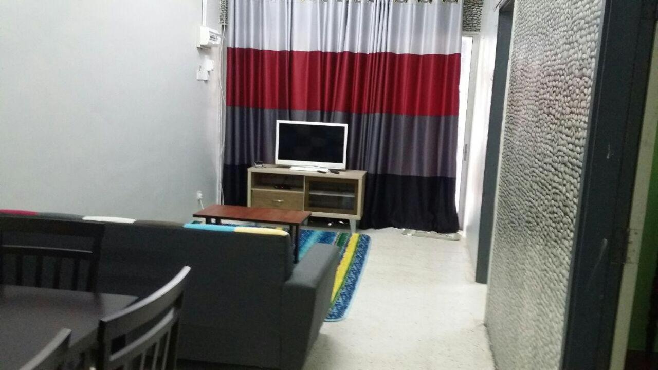 Baiti Homestay Gambang Exterior foto